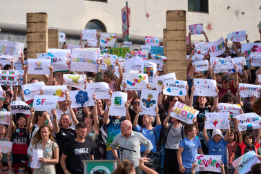 Participantes en la protesta convocada por la Federación de Ikastolas de Navarra frente al Departamento de Educación.