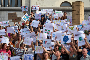 Participantes en la protesta convocada por la Federación de Ikastolas de Navarra frente al Departamento de Educación.