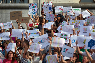 Participantes en la protesta convocada por la Federación de Ikastolas de Navarra frente al Departamento de Educación.