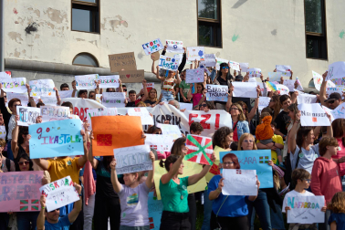 Participantes en la protesta convocada por la Federación de Ikastolas de Navarra frente al Departamento de Educación.