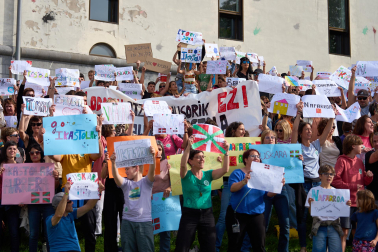 Participantes en la protesta convocada por la Federación de Ikastolas de Navarra frente al Departamento de Educación.
