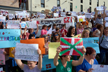Participantes en la protesta convocada por la Federación de Ikastolas de Navarra frente al Departamento de Educación.