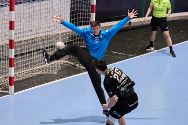 El joven Iñaki Vergara, meta del filial, ha vuelto a mostrar mucho acierto en la portería navarra hoy ante el Torrelavega