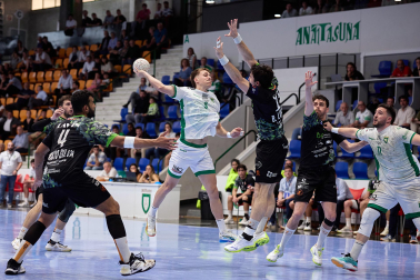 Fotos de la eliminatoria de Copa del Rey entre Anaitasuna y Bathco Torrelavega disputada este miércoles, 22 de abril, en el pabellón pamplonés