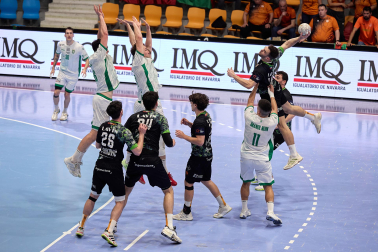 Fotos de la eliminatoria de Copa del Rey entre Anaitasuna y Bathco Torrelavega disputada este miércoles, 22 de abril, en el pabellón pamplonés