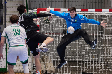 Fotos de la eliminatoria de Copa del Rey entre Anaitasuna y Bathco Torrelavega disputada este miércoles, 22 de abril, en el pabellón pamplonés