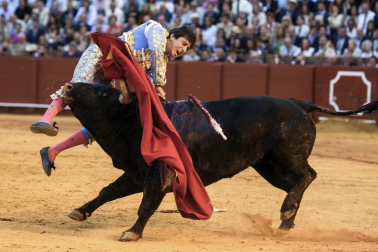 Cogida de Roca Rey al entrar a matar a su segundo toro en la Maestranza, este jueves 23 de abril