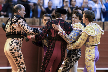 Cogida de Roca Rey al entrar a matar a su segundo toro en la Maestranza, este jueves 23 de abril