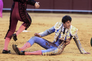 Cogida de Roca Rey al entrar a matar a su segundo toro en la Maestranza, este jueves 23 de abril