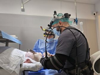Injerto capilar con una de las innovaciones de Triquos Medical: exoesqueletos que previenen la fatiga de los médicos para una mayor seguridad del paciente.