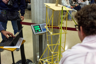 Imágenes del Concurso de construcción de estructuras con espaguetis en la Escuela de Arquitectura. UNAV