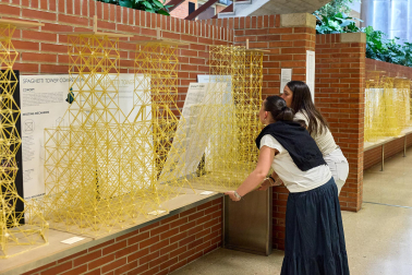 Imágenes del Concurso de construcción de estructuras con espaguetis en la Escuela de Arquitectura. UNAV