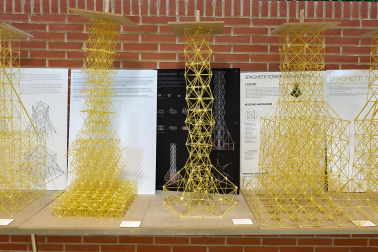 Imágenes del Concurso de construcción de estructuras con espaguetis en la Escuela de Arquitectura. UNAV
