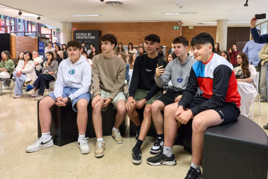 Imágenes del Concurso de construcción de estructuras con espaguetis en la Escuela de Arquitectura. UNAV