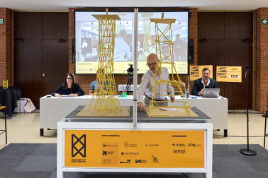 Imágenes del Concurso de construcción de estructuras con espaguetis en la Escuela de Arquitectura. UNAV
