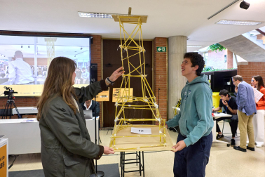 Imágenes del Concurso de construcción de estructuras con espaguetis en la Escuela de Arquitectura. UNAV