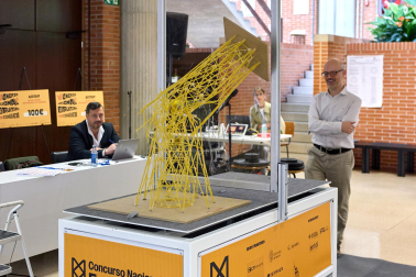 Imágenes del Concurso de construcción de estructuras con espaguetis en la Escuela de Arquitectura. UNAV