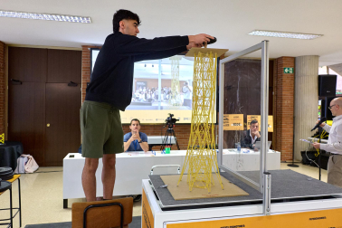 Imágenes del Concurso de construcción de estructuras con espaguetis en la Escuela de Arquitectura. UNAV