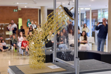 Imágenes del Concurso de construcción de estructuras con espaguetis en la Escuela de Arquitectura. UNAV