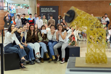 Imágenes del Concurso de construcción de estructuras con espaguetis en la Escuela de Arquitectura. UNAV