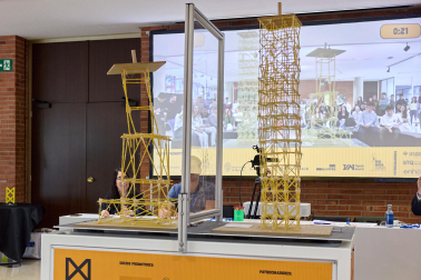 Imágenes del Concurso de construcción de estructuras con espaguetis en la Escuela de Arquitectura. UNAV