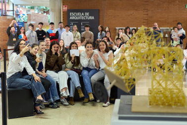 Imágenes del Concurso de construcción de estructuras con espaguetis en la Escuela de Arquitectura. UNAV