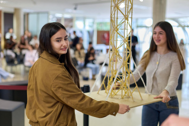 Imágenes del Concurso de construcción de estructuras con espaguetis en la Escuela de Arquitectura. UNAV