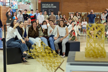 Imágenes del Concurso de construcción de estructuras con espaguetis en la Escuela de Arquitectura. UNAV