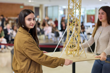 Imágenes del Concurso de construcción de estructuras con espaguetis en la Escuela de Arquitectura. UNAV