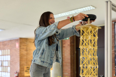 Imágenes del Concurso de construcción de estructuras con espaguetis en la Escuela de Arquitectura. UNAV