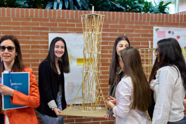 Imágenes del Concurso de construcción de estructuras con espaguetis en la Escuela de Arquitectura. UNAV