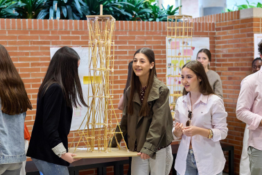 Imágenes del Concurso de construcción de estructuras con espaguetis en la Escuela de Arquitectura. UNAV