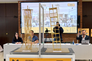 Imágenes del Concurso de construcción de estructuras con espaguetis en la Escuela de Arquitectura. UNAV