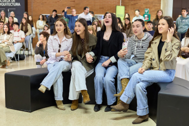 Imágenes del Concurso de construcción de estructuras con espaguetis en la Escuela de Arquitectura. UNAV