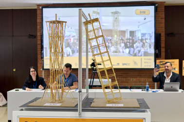 Imágenes del Concurso de construcción de estructuras con espaguetis en la Escuela de Arquitectura. UNAV