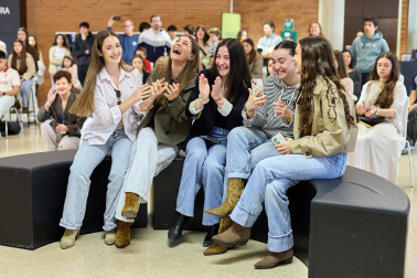 Imágenes del Concurso de construcción de estructuras con espaguetis en la Escuela de Arquitectura. UNAV