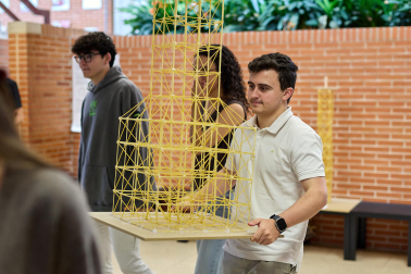 Imágenes del Concurso de construcción de estructuras con espaguetis en la Escuela de Arquitectura. UNAV