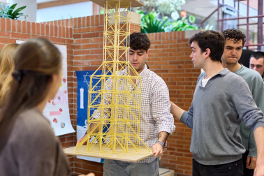 Imágenes del Concurso de construcción de estructuras con espaguetis en la Escuela de Arquitectura. UNAV