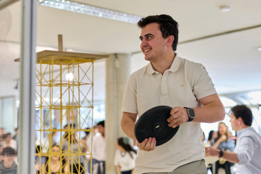 Imágenes del Concurso de construcción de estructuras con espaguetis en la Escuela de Arquitectura. UNAV