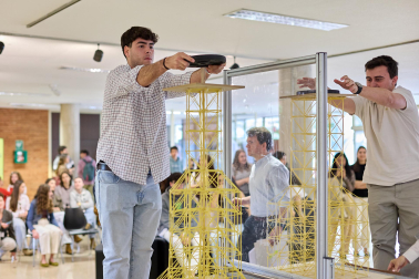 Imágenes del Concurso de construcción de estructuras con espaguetis en la Escuela de Arquitectura. UNAV