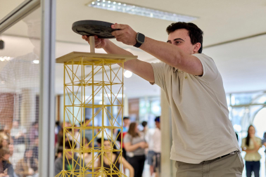 Imágenes del Concurso de construcción de estructuras con espaguetis en la Escuela de Arquitectura. UNAV