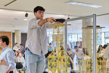 Imágenes del Concurso de construcción de estructuras con espaguetis en la Escuela de Arquitectura. UNAV