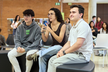 Imágenes del Concurso de construcción de estructuras con espaguetis en la Escuela de Arquitectura. UNAV