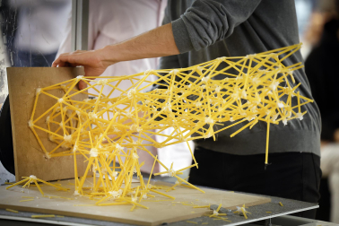 Imágenes del Concurso de construcción de estructuras con espaguetis en la Escuela de Arquitectura. UNAV