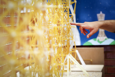 Imágenes del Concurso de construcción de estructuras con espaguetis en la Escuela de Arquitectura. UNAV