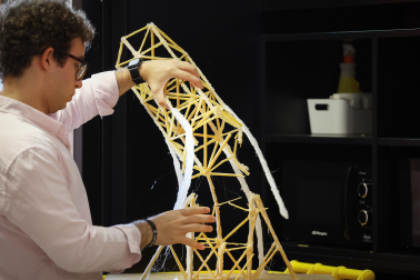 Imágenes del Concurso de construcción de estructuras con espaguetis en la Escuela de Arquitectura. UNAV