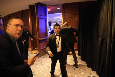 Fotos de la evacuación tras el tiroteo en la cena de corresponsales de la Casa Blanca