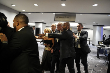 Fotos de la evacuación tras el tiroteo en la cena de corresponsales de la Casa Blanca