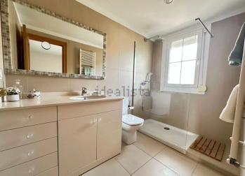 Uno de los cuatro baños con los que cuenta el chalé