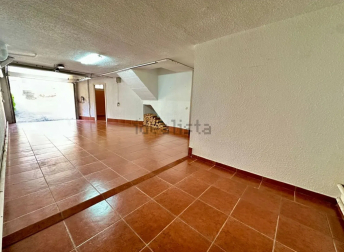 El garaje tiene capacidad para dos vehículos